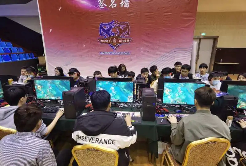 一人携带侦 一人携带侦